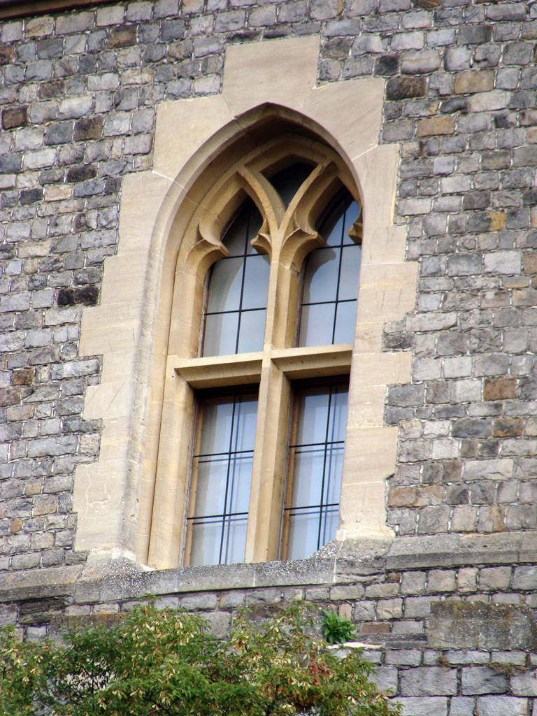 Fenster mit gotischem Spitzbogen